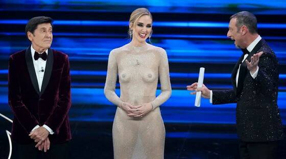 Chiara Ferragni “nuda” sul palco ma chiarisce: “È un disegno del mio corpo”