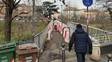 De Lucia e Aguzzoli: “La passerella del Gattaglio è ristretta da 3 anni”