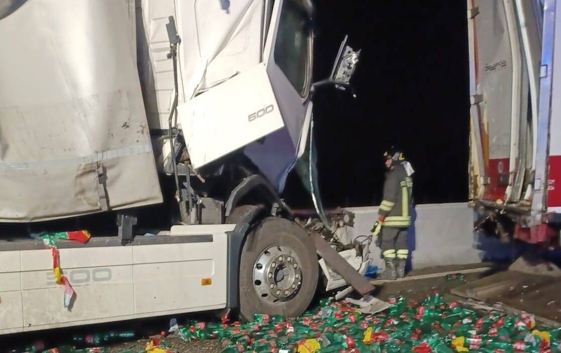 Scontro fra due camion sulla A1, due feriti: uno è grave