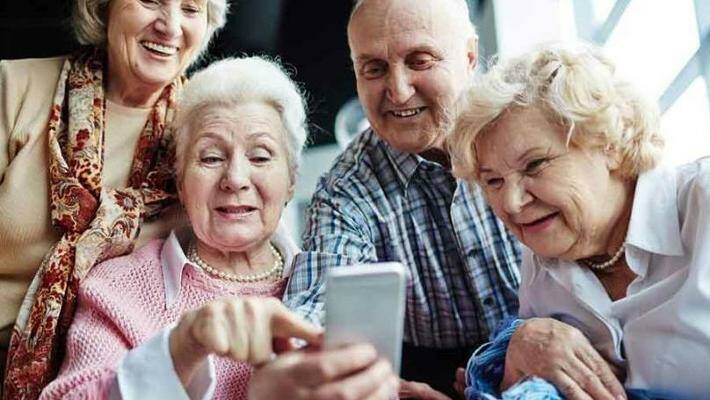 Nonni smart, al via il corso che insegna l’uso delle tecnologia agli over 50