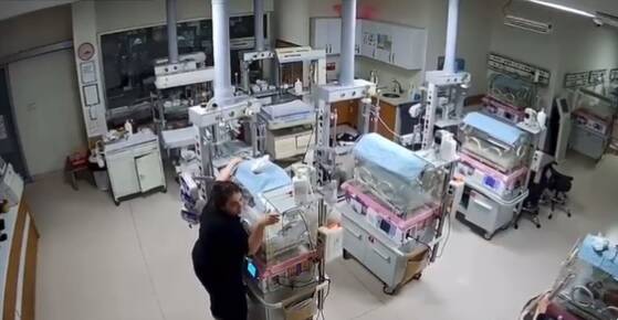 Terremoto in Turchia, in un video il coraggio delle infermiere che tengono le incubatrici del reparto neonatale