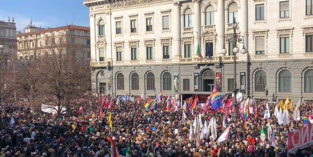 “Giù le mani dai nostri figli”, a Milano la protesta delle famiglie arcobaleno