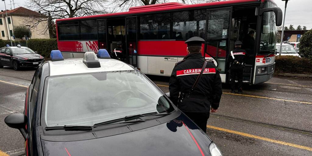 Vandalizzano bus dopo la scuola, due studenti denunciati