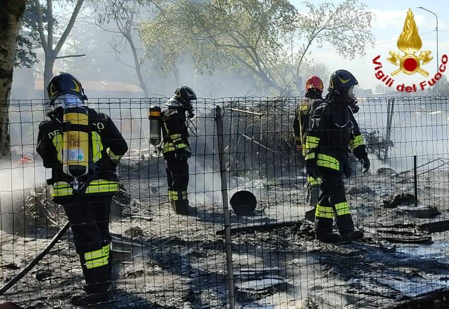 Incendio a Luzzara, brucia materiale teatrale