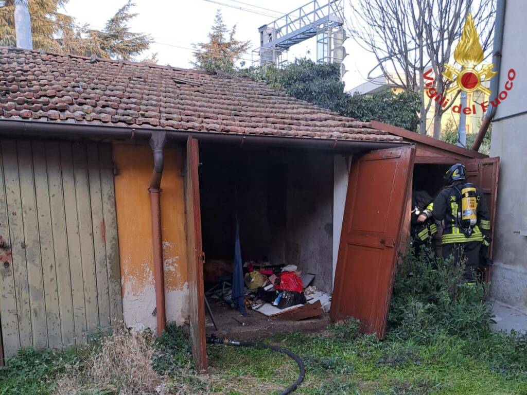 Viale Ramazzini, incendio in un garage: una persona all’ospedale
