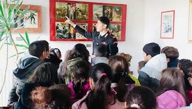 Il maresciallo sale in cattedra, oltre 100 alunni in visita ai carabinieri di San Polo