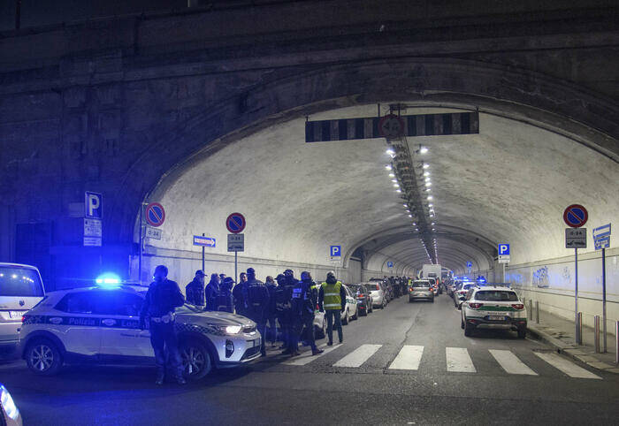 Passanti accoltellati per rapina a Milano, alcuni feriti