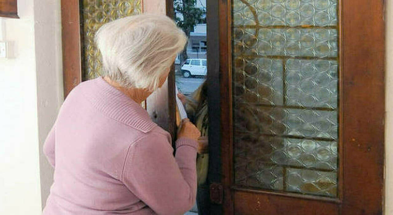 Anziana raggirata da falsa addetta alle pulizie condominiali