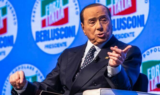 Berlusconi fuori dalla terapia intensiva, “proseguono cure e monitoraggio” in ospedale