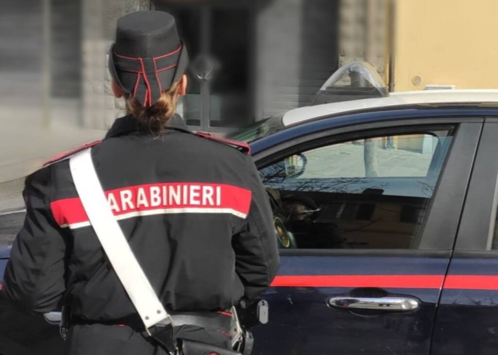 Lite in famiglia, arrivano i carabinieri e trovano la droga