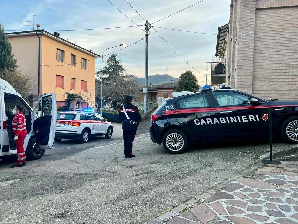 Anziana sola cade in casa, salvata dai carabinieri