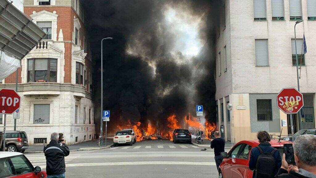 Inferno a Milano, esplode camion con bombole di ossigeno