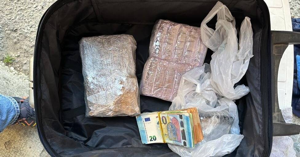 Sequestrati quasi 10 chili di droga: due arresti
