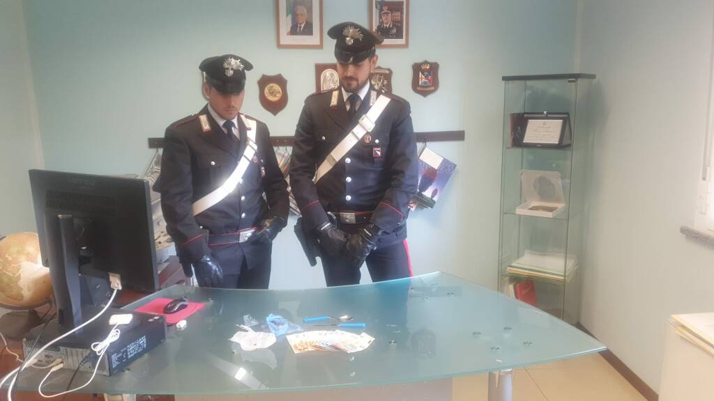 Castelnovo Sotto, getta eroina dall’auto: arrestata