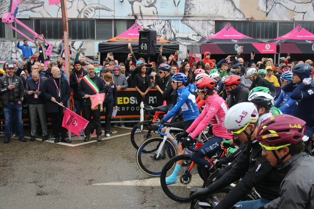 Scandiano, in centinaia sotto la pioggia per il Giro d’Italia