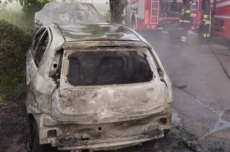 Montecchio, danno fuoco a un’auto dopo un furto
