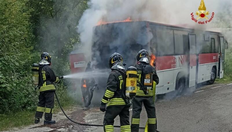 Autobus di Seta prende fuoco tra Albinea e Regnano