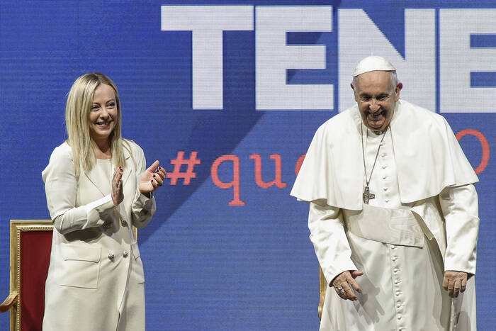 Il Papa: “Mai contrapporre la natalità all’accoglienza”