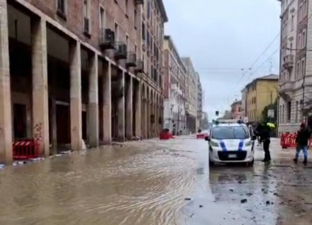 Bologna, via Saffi è un fiume di acqua e fango