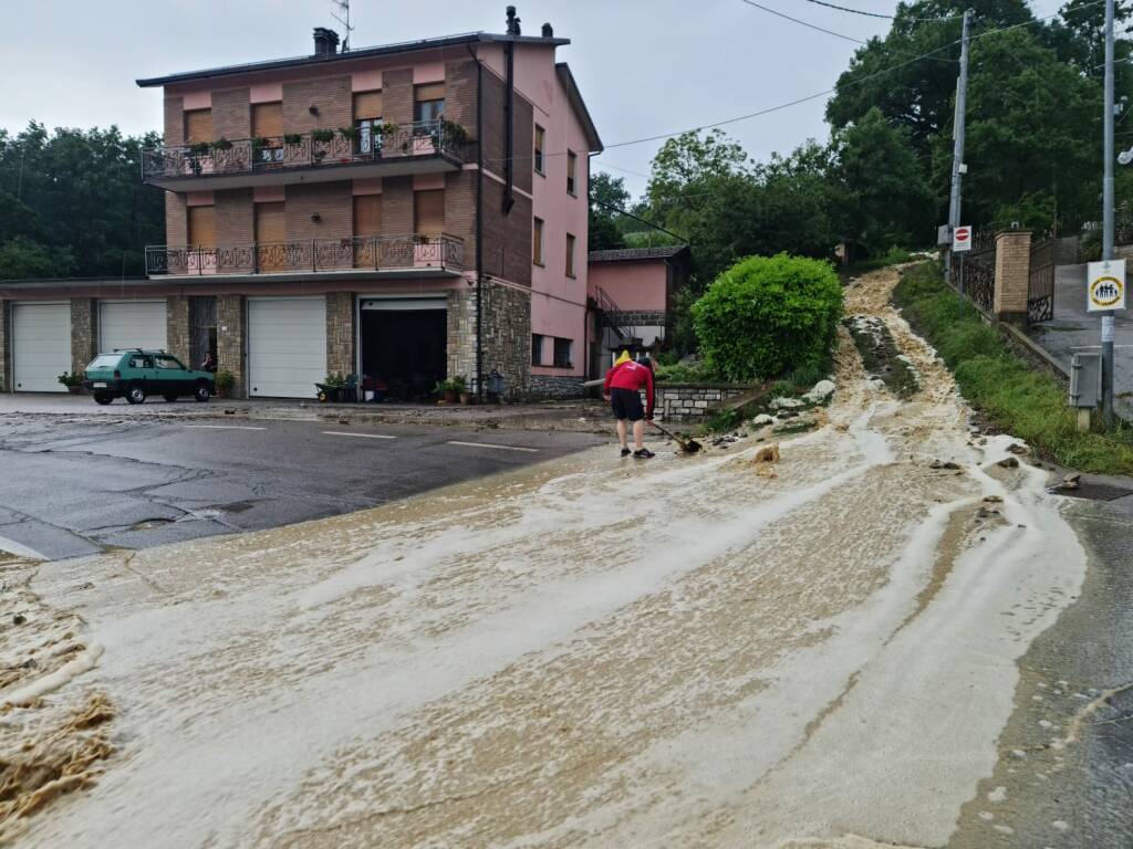 Baiso, forte temporale: fiumi di fango nelle strade