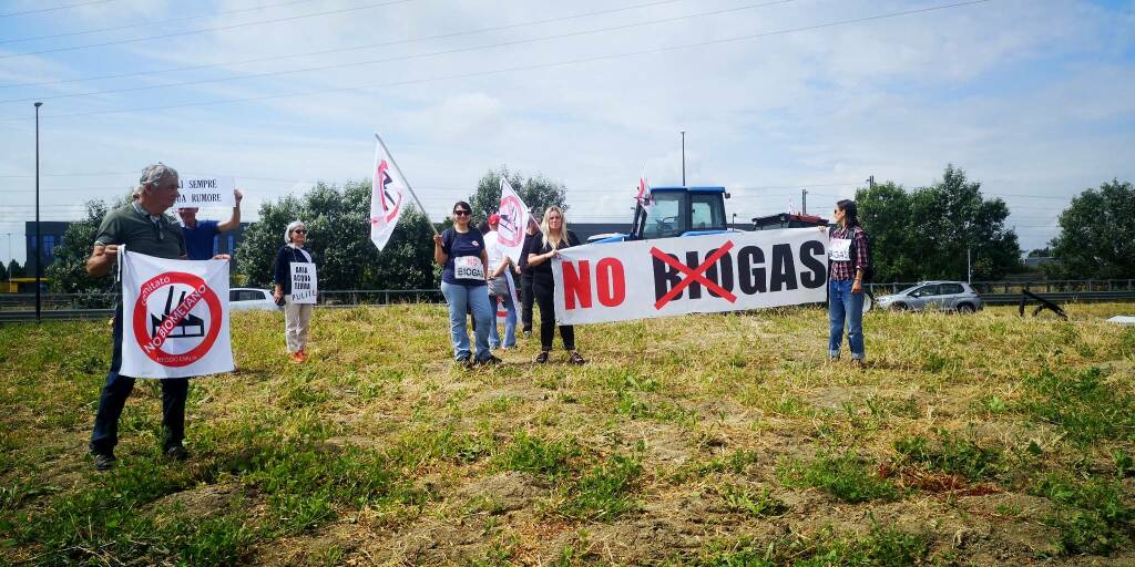 Gavassa, trattori e slogan: la protesta contro la Forsu