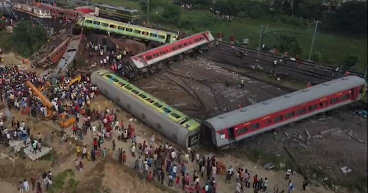 India, scontro tra treni: 288 morti e 900 feriti