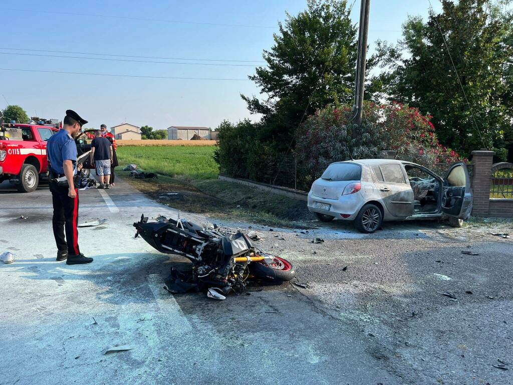 Reggiolo, auto contro moto: due feriti gravi