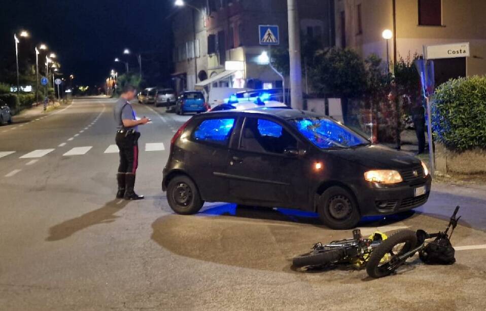 Castellarano, auto contro bici: un ferito