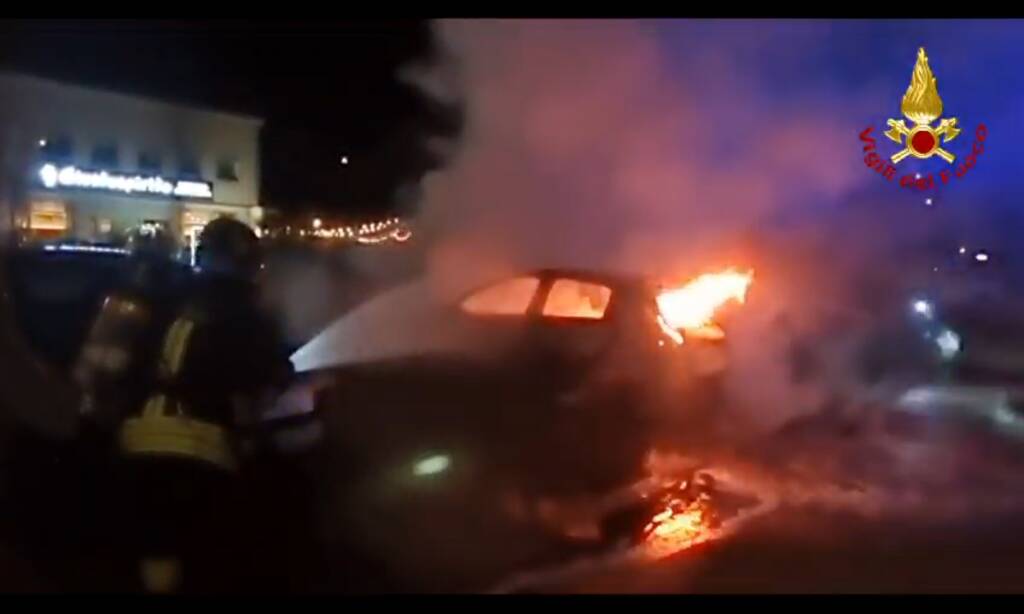 Auto prende fuoco, completamente distrutta dalle fiamme