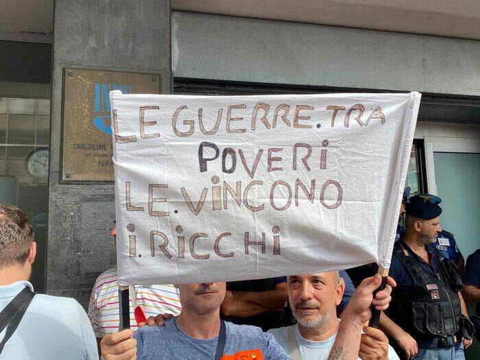 Reddito di cittadinanza, presidio a Napoli: “Guerre tra poveri vinte dai ricchi”