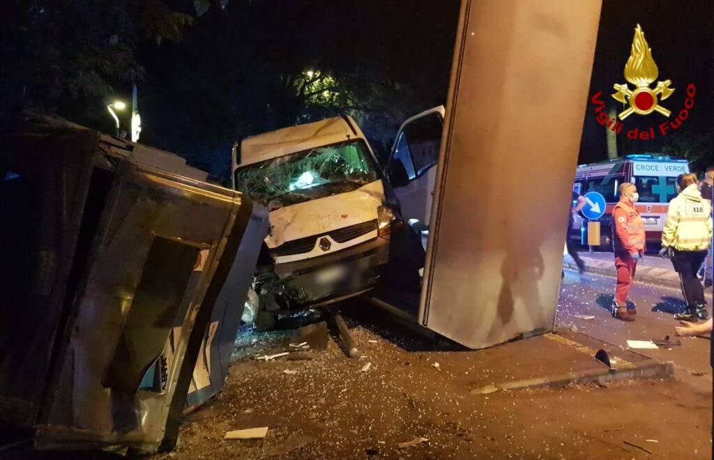 Viale Timavo, furgone devasta la pensilina del bus