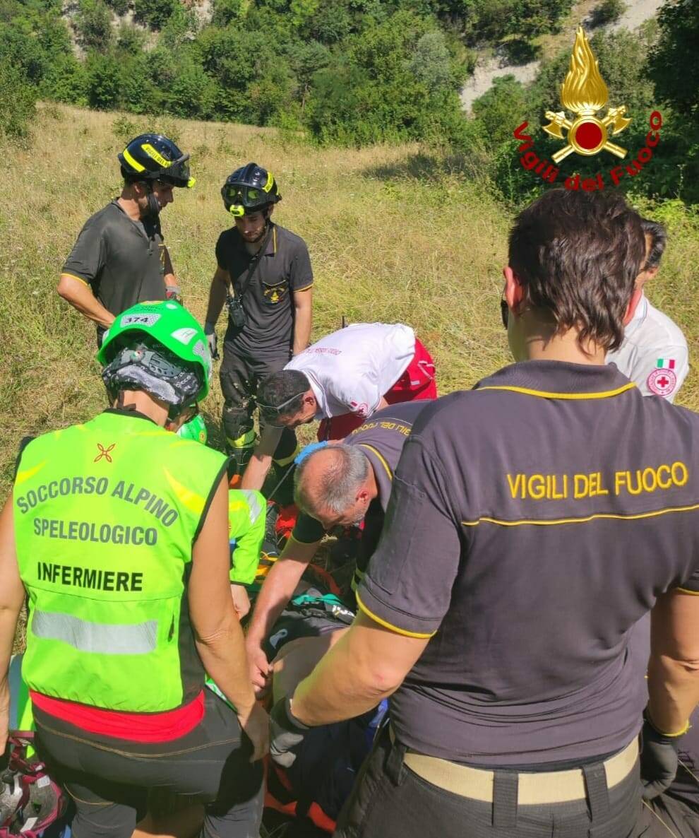 Baiso, ciclista infortunato soccorso dai vigili del fuoco
