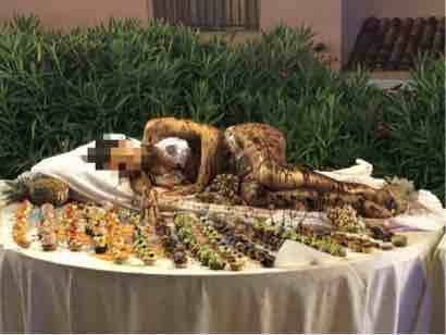 Donna “al cioccolato” servita nel buffet, bufera su un hotel in Sardegna