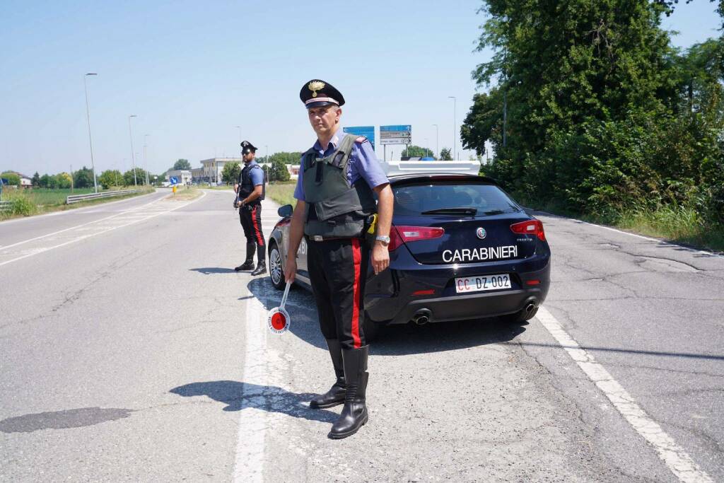 Novellara, fugge e sperona l’auto dei carabinieri