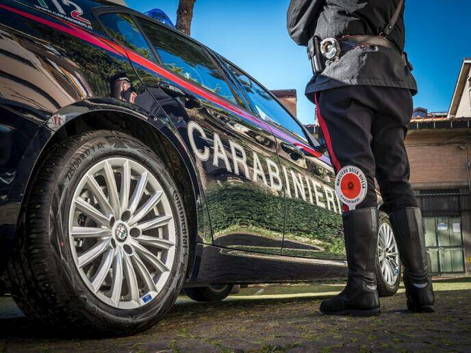 Uccide la moglie e va dai carabinieri col cadavere nel furgone