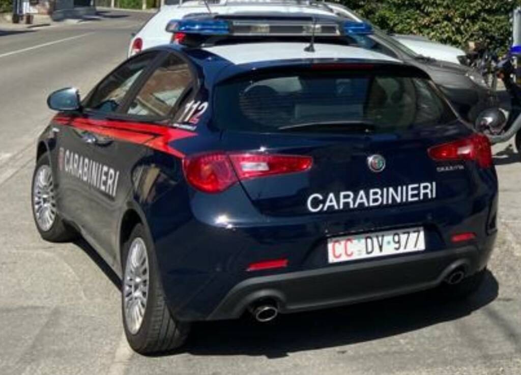 Manda in ospedale due carabinieri: arrestato