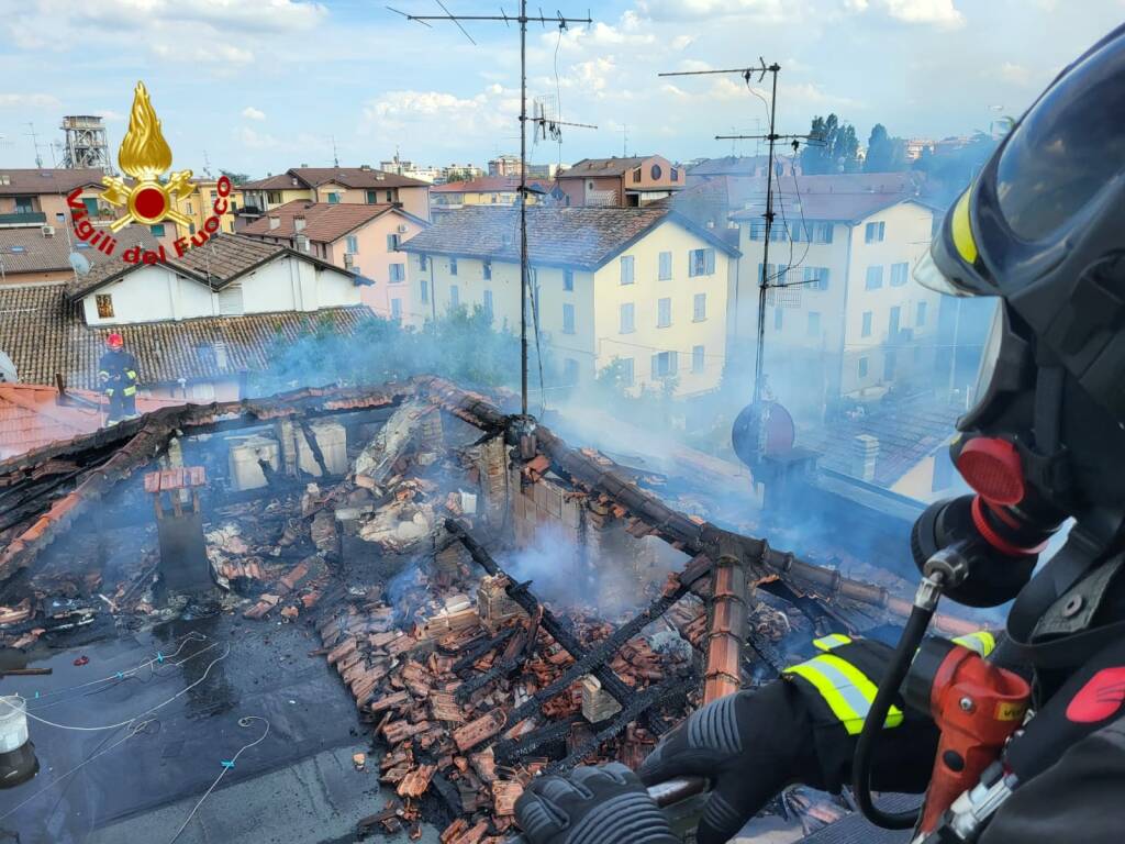 Incendio a Santa Croce, crolla il tetto di un’abitazione