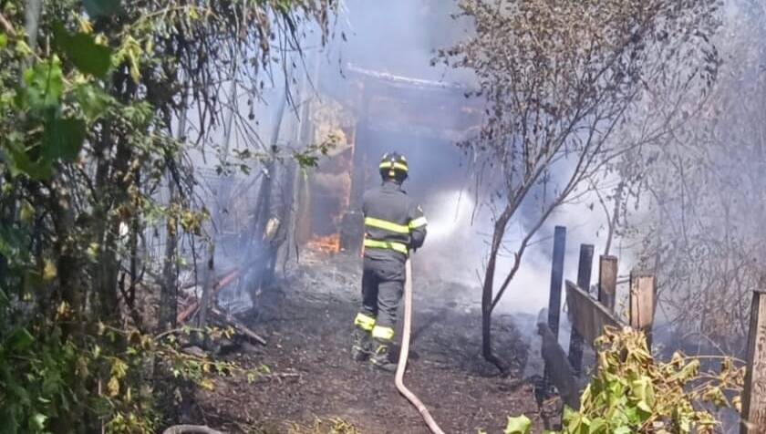 Brescello, sterpaglie a fuoco: distrutte due baracche