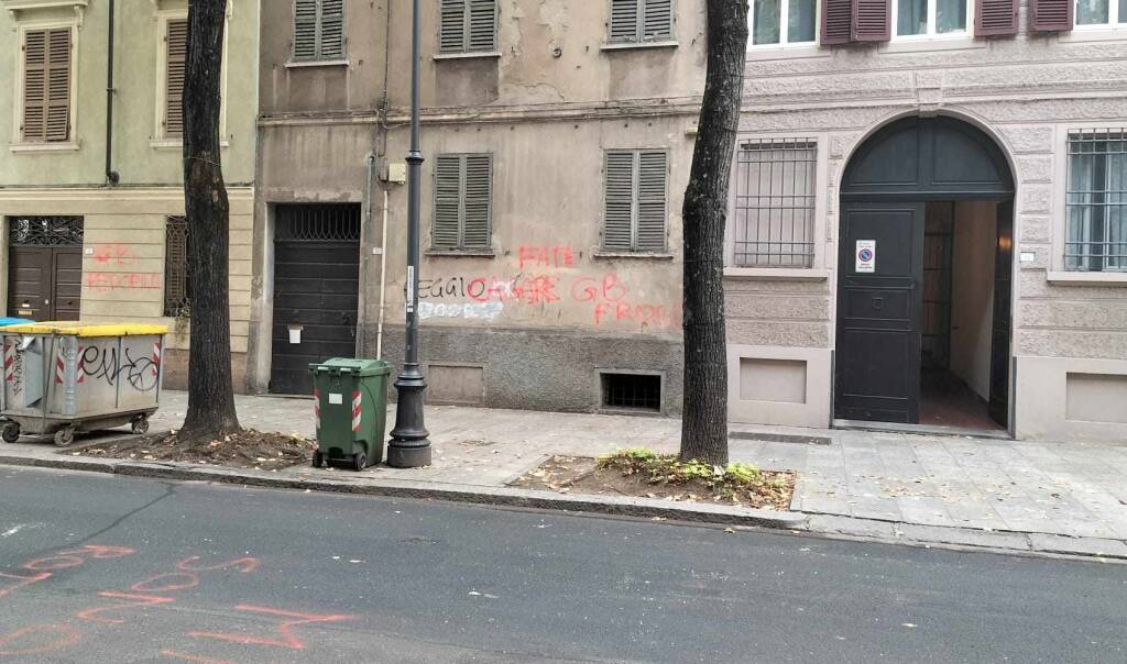 Corso Garibaldi, vandali imbrattano facciate palazzi