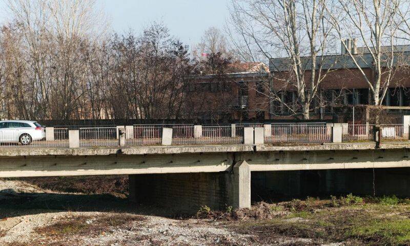 Liceo Moro, il ponte sul Crostolo riapre la prossima settimana