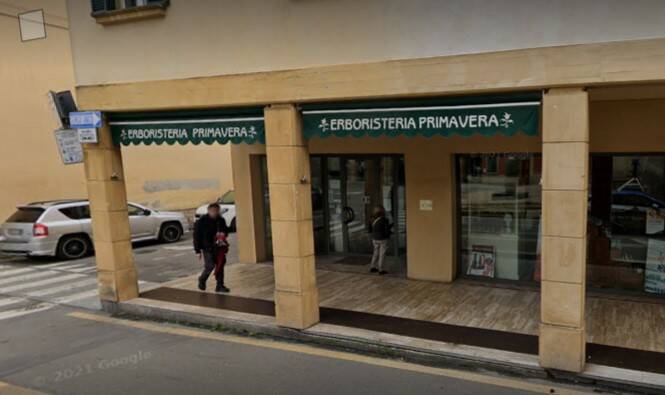 Montecchio, rompono vetrata erboristeria per rubare pochi euro