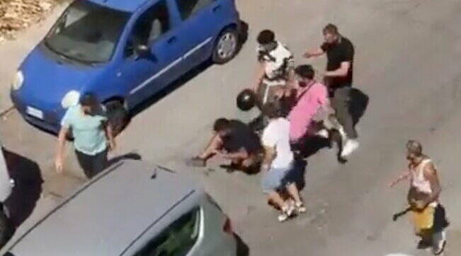 Scippatore linciato dai passanti: il pestaggio in un video