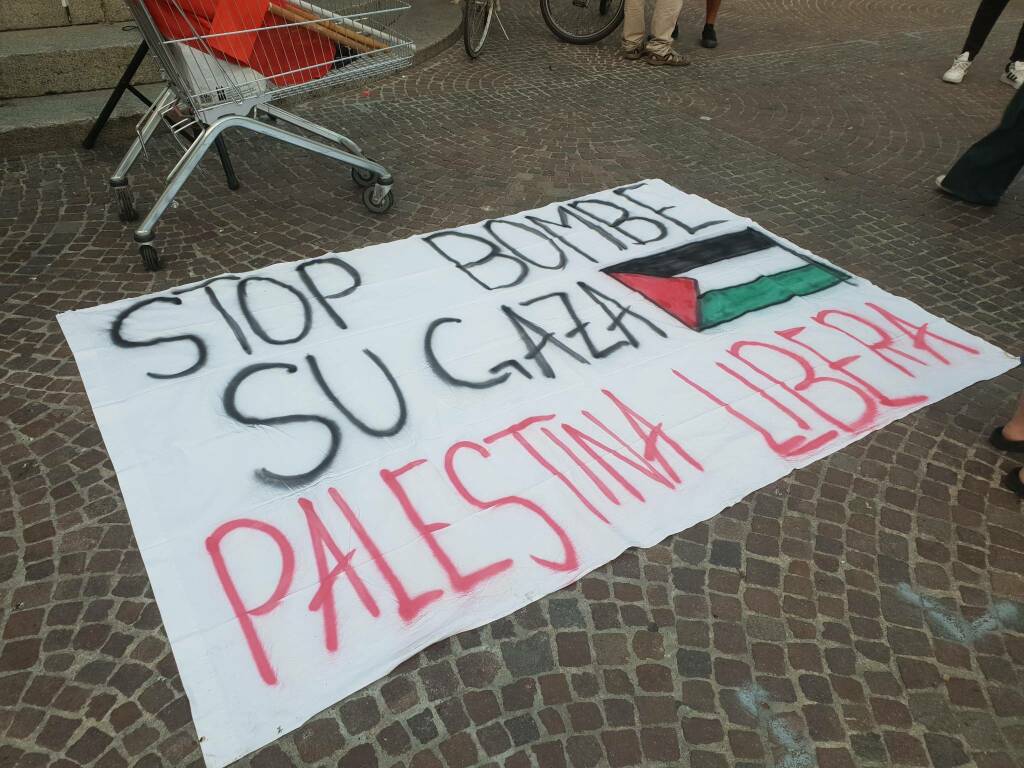 “Stop alle bombe”, più di cento in piazza per la Palestina