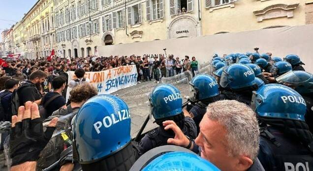 Torino, corteo contro Meloni: la polizia carica i manifestanti