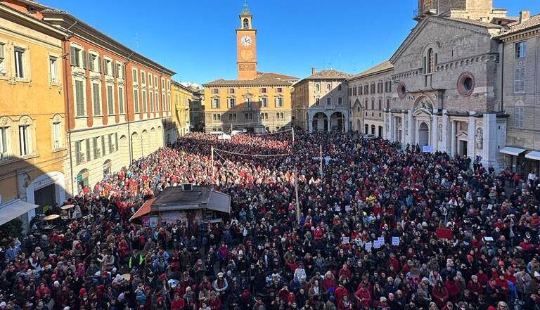 Reggio Emilia, in migliaia in piazza per dire “no” alla violenza sulle donne