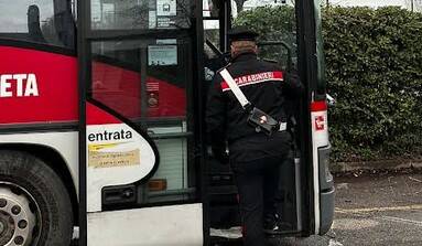 Rubiera, sul bus senza biglietto aggredisce il controllore