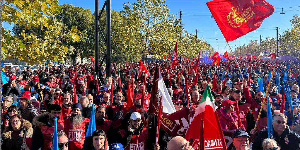 Sciopero, in 10mila sfilano contro il governo a Reggio Emilia