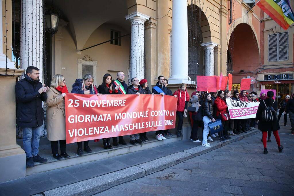 Reggio Emilia, in migliaia in piazza per dire "no" alla violenza sulle donne