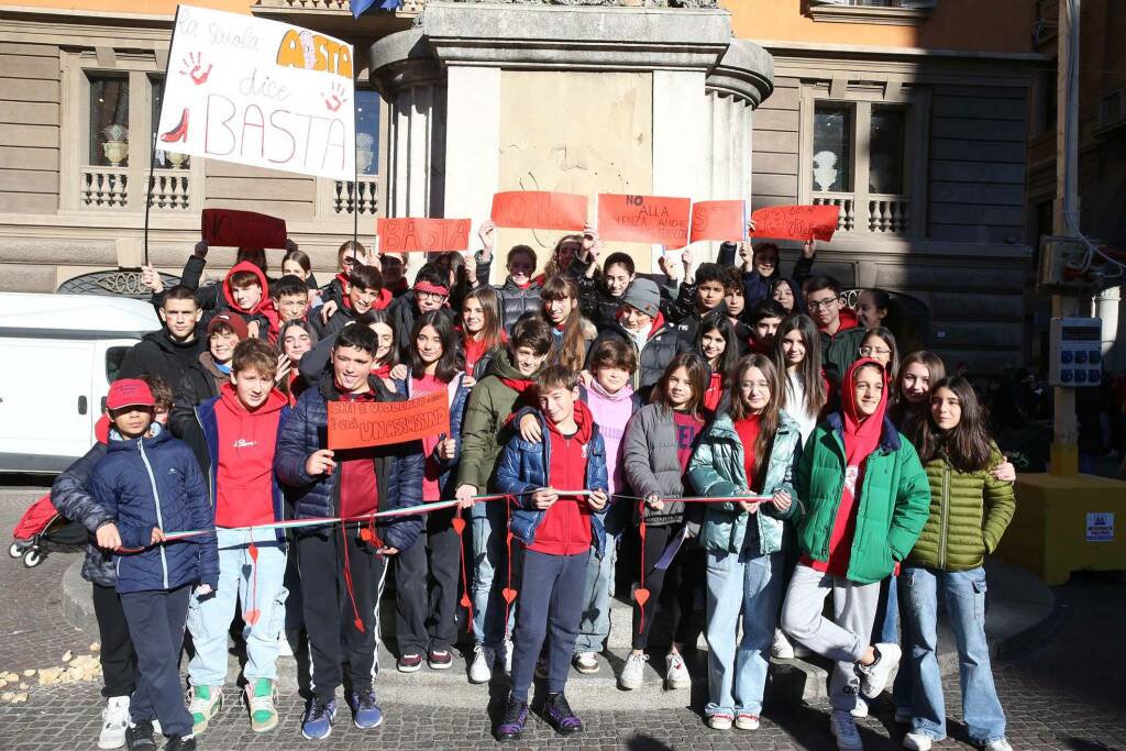 Reggio Emilia, in migliaia in piazza per dire &#8220;no&#8221; alla violenza sulle donne