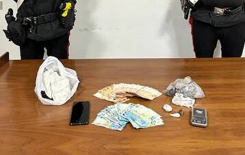 Eroina e cocaina in auto: 43enne arrestato